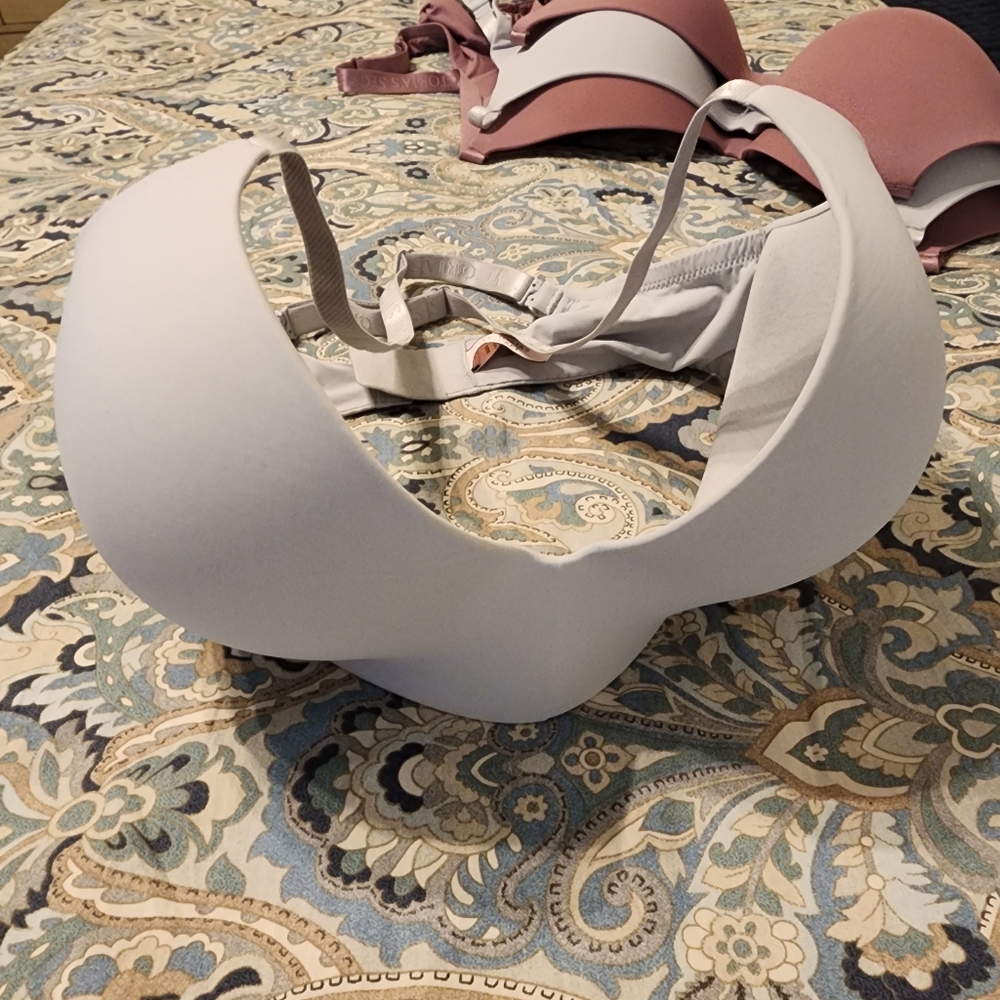 Like New! FOUR (4) Victoria's Secret THE T-SHIRT Lightly-Lined Wireless Bras - Picture 11 of 13